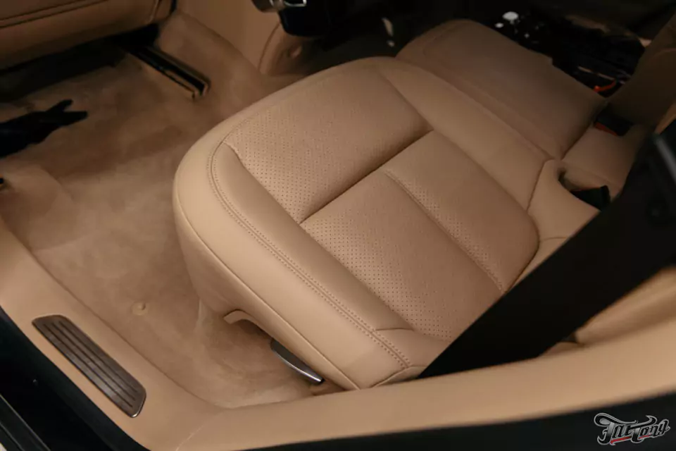 Комплексная химчистка салона и обработка кожи керамикой для Porsche Cayenne